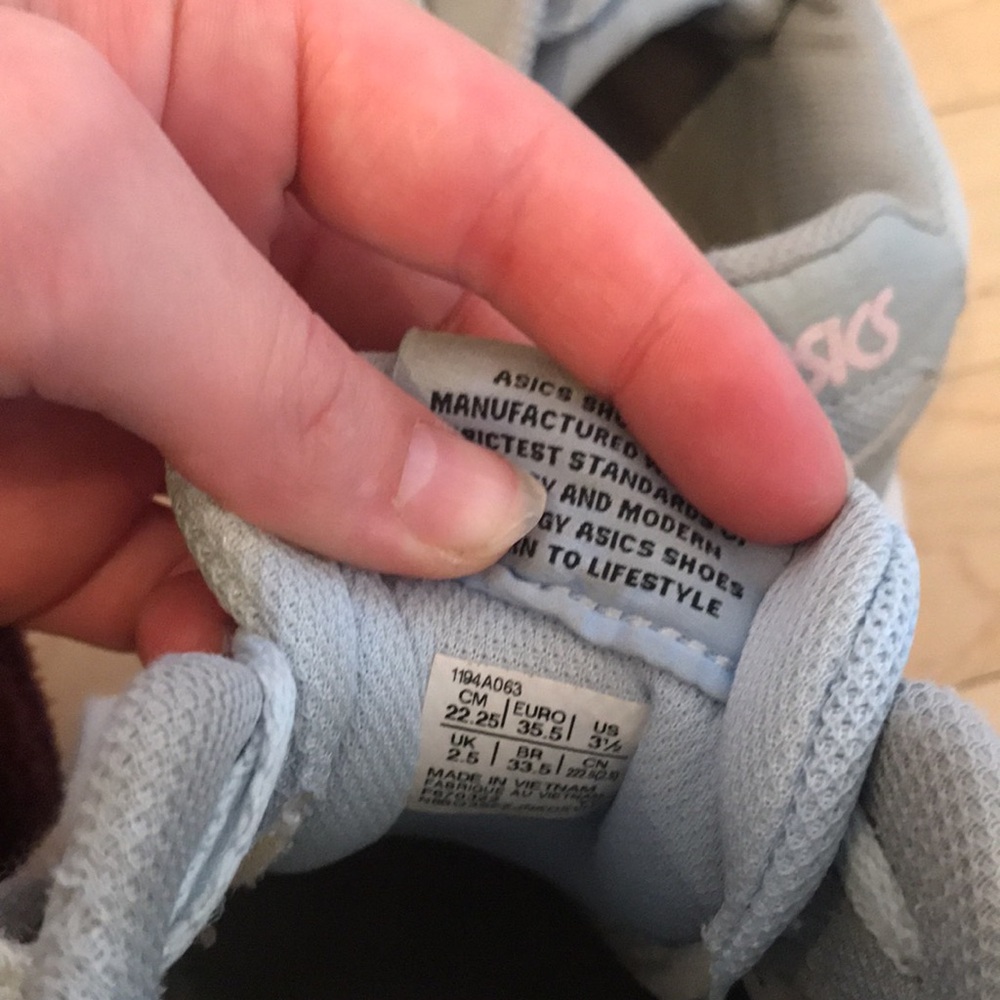 Blue ASICS shoes - Picture 4 of 5